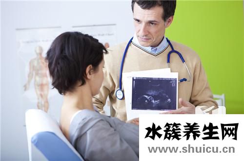 胎兒頸部可見u型壓跡