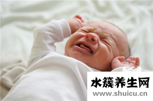 寶寶從床上掉下來