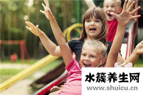 小孩臉上有白色的小塊