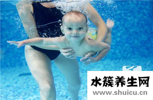小孩游泳