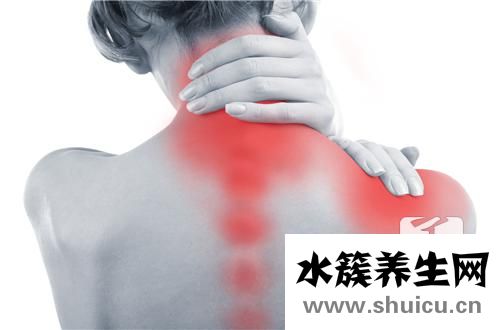 女右邊背部疼痛原因