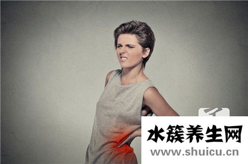 女人肋骨右邊隱隱作痛