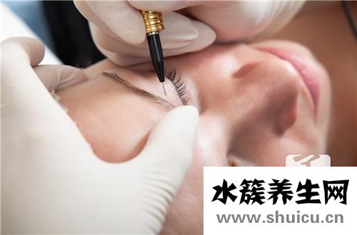 眉毛上長了個硬包很疼