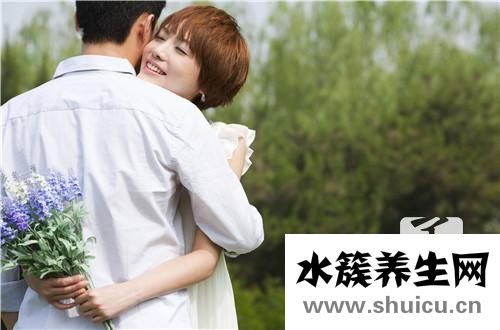 下巴中間有個凹陷面相