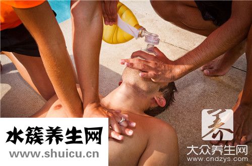 右胸口上方隱隱作痛