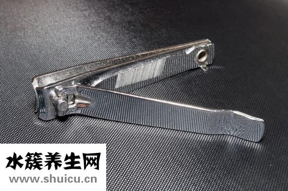 指甲劈了怎么處理