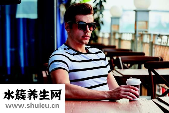 下巴有痣的男人