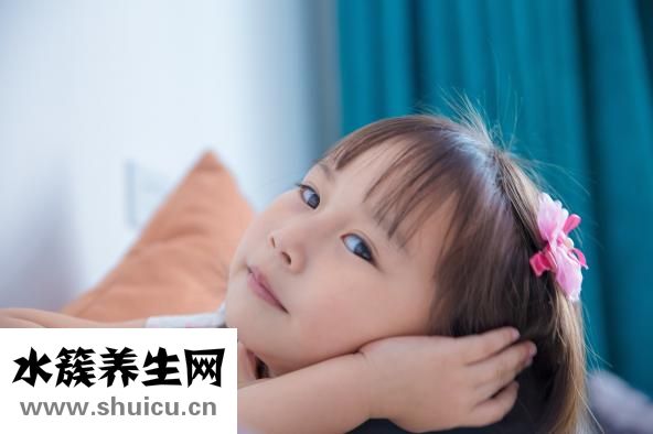 小孩手指上有白斑