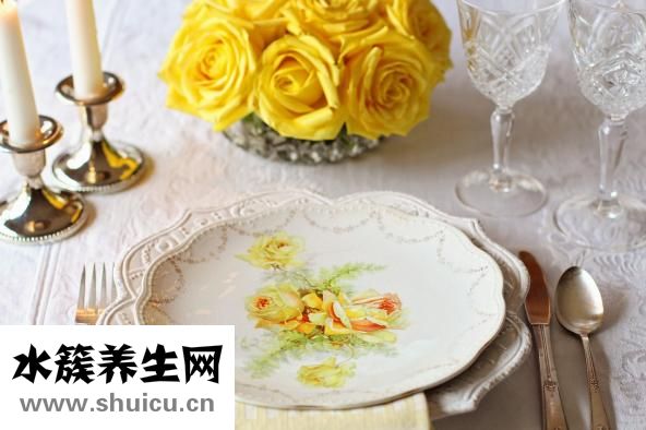 吃西餐刀叉怎么拿