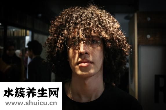 頭發(fā)硬適合什么發(fā)型