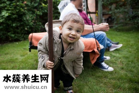 小孩吐奶是什么原因