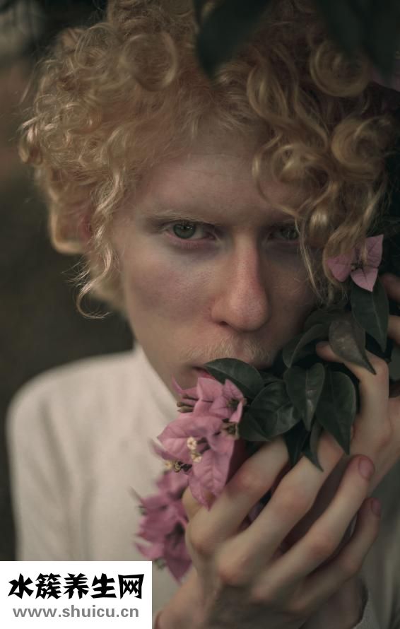 眼睛凹陷怎么辦