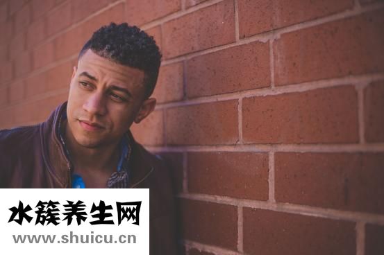 臉上起皮是怎么回事