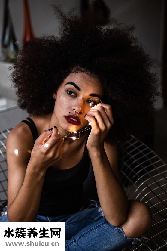 臉上起皮是怎么回事