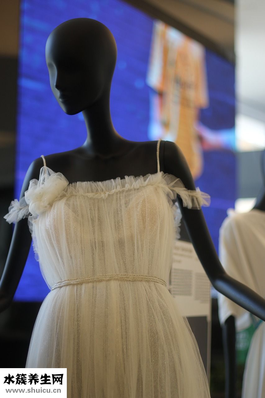 牛仔上衣配什么褲子