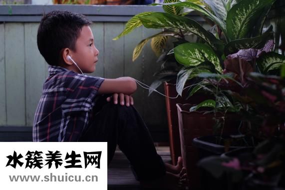 小孩鬧夜怎么辦