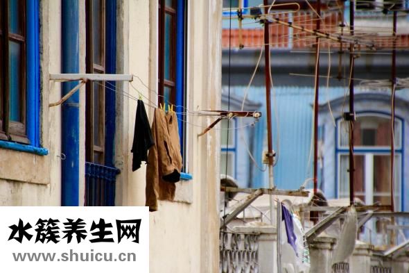 衣服長黑點怎么洗