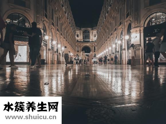 白色運動褲怎么搭配