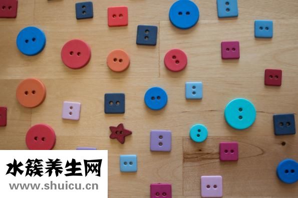 便西兩顆扣子怎么扣