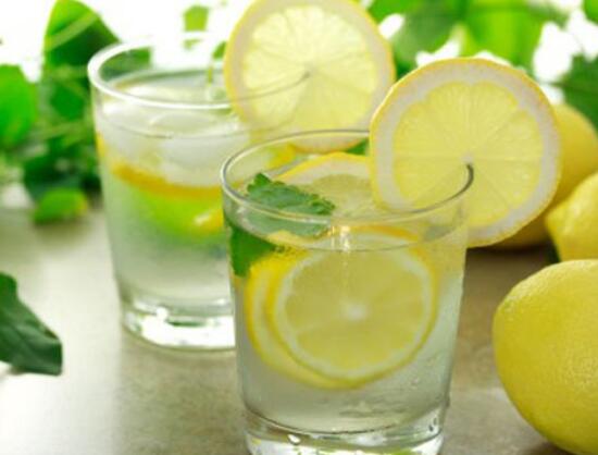 冰糖檸檬水的作用與功效(檸檬水的作用與功效)