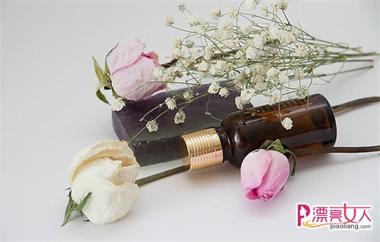 玫瑰精油的正確用法(玫瑰精油可以直接涂在臉上嗎)
