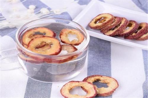 山茱萸山楂片泡水喝有什么功效(山楂片泡水喝有什么功效)