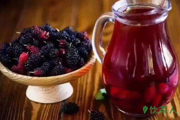桑葚干泡水喝有什么功效和作用女人(桑葚干泡水喝有什么功效和作用)