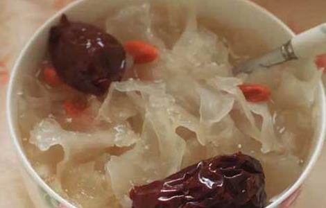 蓮子銀耳湯做法步驟(紅棗蓮子銀耳湯的做法)