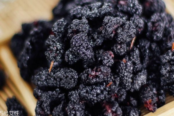 枸杞紅棗桑葚干泡水喝的功效與禁忌(桑葚干泡水喝的功效與禁忌)