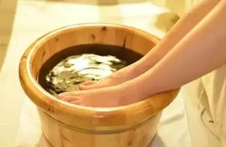 艾草泡腳的好處(艾草泡腳的好處與功效)