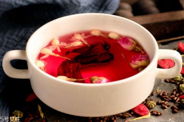 玫瑰花泡水喝的害處(玫瑰花泡水喝的害處和功效)