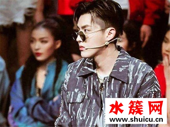 吳亦凡鍋蓋頭發(fā)型圖片 好好營(yíng)業(yè)的丙丙還是很帥的! 吳亦凡鍋蓋頭