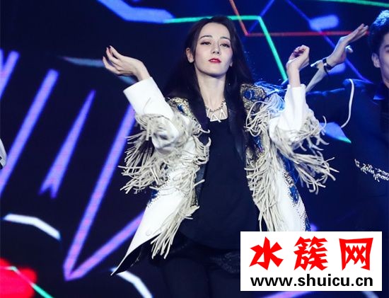 迪麗熱巴撕衣服