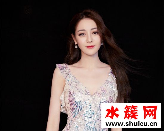 迪麗熱巴撕衣服