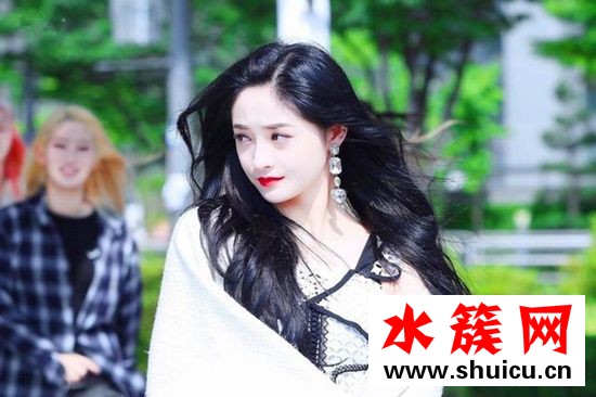 王思聰?shù)膶徝酪恢倍己芙y(tǒng)一?周潔瓊近照變楊冪同款嫩牛五方臉…… 周潔瓊視覺中國生圖