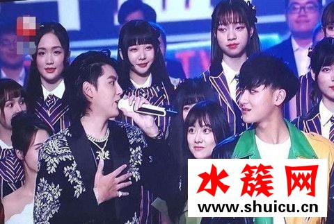 吳亦凡黃子韜同框微笑對視還擁抱