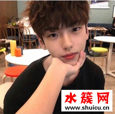 男生染頭發什么顏色好看 男生顯皮膚白的頭發顏色2019 男生染頭發什么顏色好看