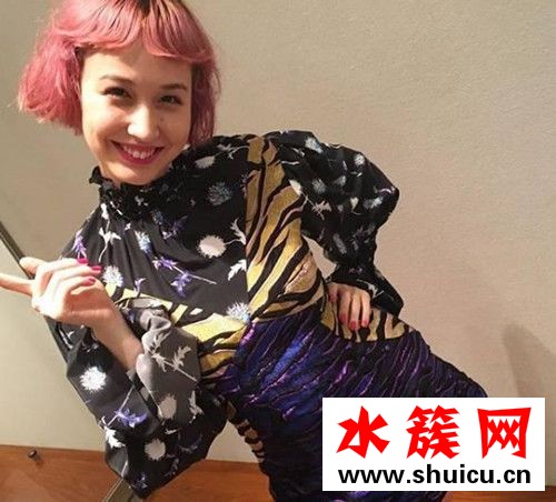 1.用發膠抓出性感水亮潤發