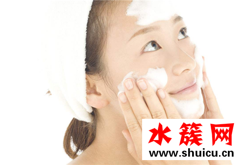 夏天洗臉用熱水還是冷水 夏天洗臉注意事項 夏天冷水洗臉的壞處