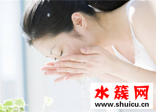 夏天洗臉用熱水還是冷水 夏天洗臉注意事項 夏天冷水洗臉的壞處