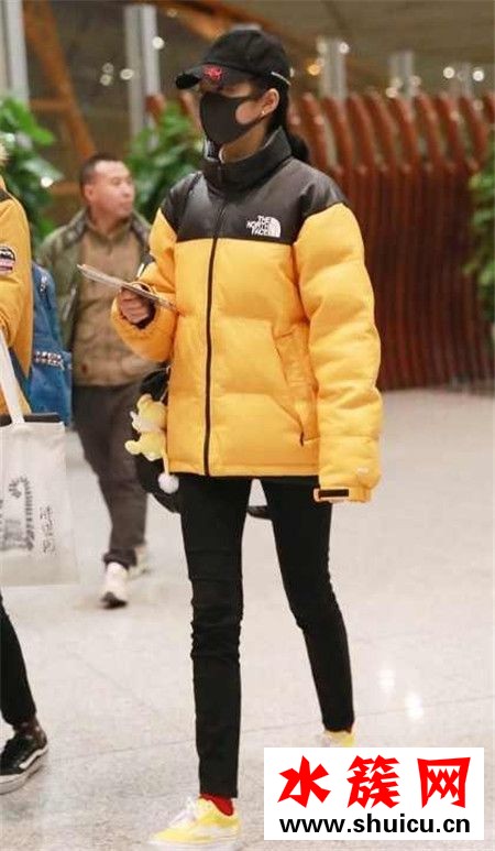 關曉彤穿鹿晗同款棉服裹成球 真是時尚災難 關曉彤穿鹿晗同款棉服裹成球 真是時尚災難